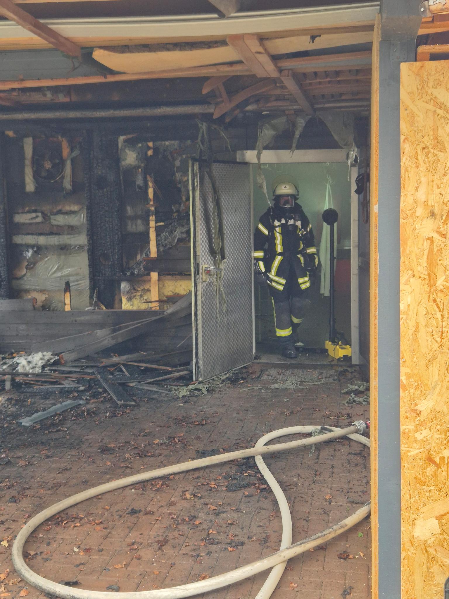 Einsatzfoto F2 - Brennt Carport
